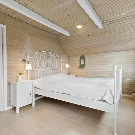 2 Bedroom Beautiful In Dom wakacyjny